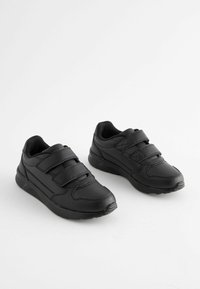 Sneaker nere realizzate in materiale sintetico resistente, con tre fettucce adesive, colletto imbottito e suola in gomma testurizzata per una buona aderenza.