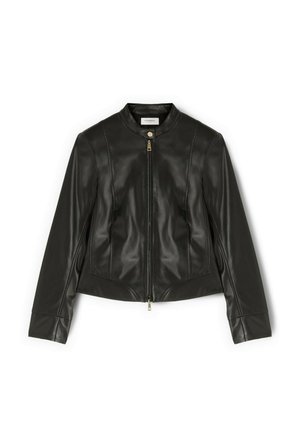 Veste en simili cuir noir avec fermeture éclair à l'avant, col montant, manches longues et coutures ajustées pour une coupe cintrée.