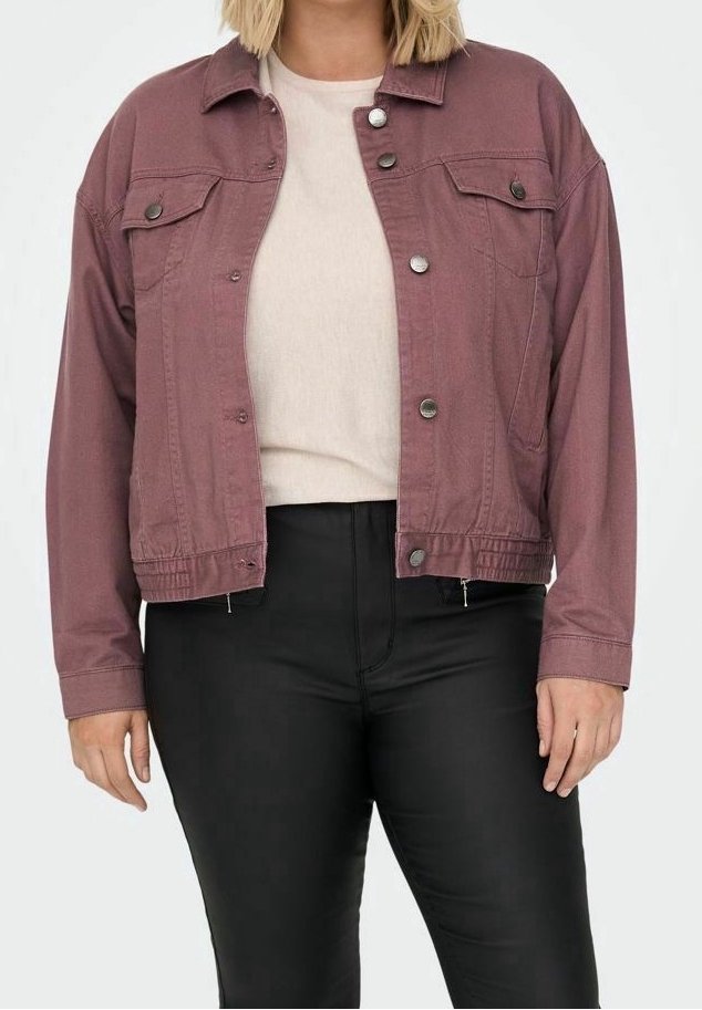 Chaqueta de mezclilla corta color burdeos con cierre de botones, dos bolsillos en el pecho y un diseño cropped, llevada sobre una blusa beige y pantalones negros.