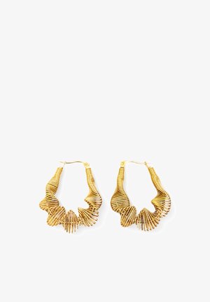 Orecchini a cerchio in oro con un design di filo ondulato e spirale, caratterizzati da scanalature testurizzate, leggeri e flessibili, adatti per diverse occasioni.