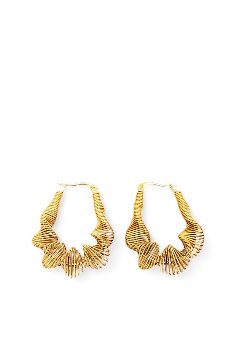 Orecchini a cerchio in oro con un design di filo ondulato e spirale, caratterizzati da scanalature testurizzate, leggeri e flessibili, adatti per diverse occasioni.