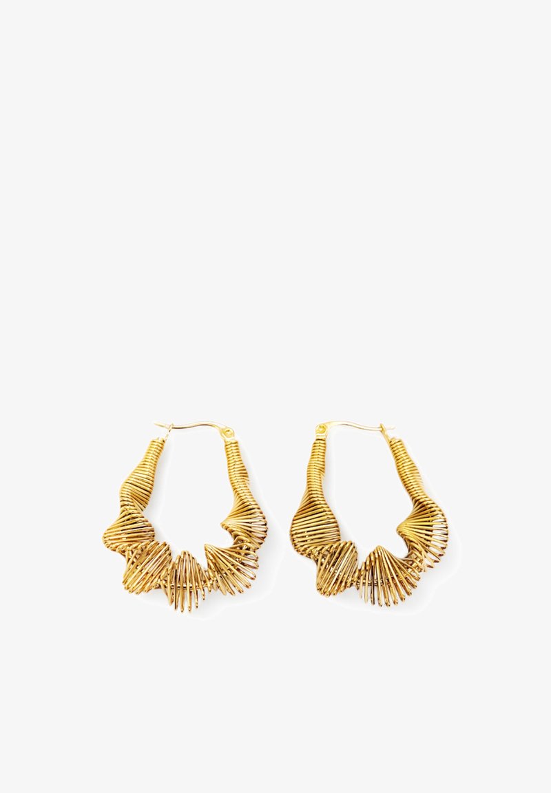 Orecchini a cerchio in oro con un design di filo ondulato e spirale, caratterizzati da scanalature testurizzate, leggeri e flessibili, adatti per diverse occasioni.