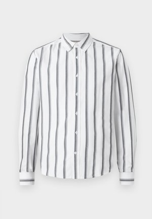 Camisa branca de mangas longas, com botão, apresentando riscas verticais pretas, colarinho clássico e punhos com botão.