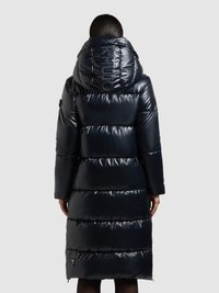 Polsterēts tumši zils garš mētelis ar spīdīgu virsmu, kas izceļas ar lielu kapuci, kviltētu faktūru un zīmola detaļu uz muguras.