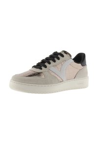 Baskets avec un schéma de couleurs rose et gris, featuring des accents en suède et métalliques, des lacets noirs et une semelle texturée. Design de bout arrondi.