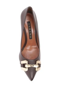 Punta di scarpa in pelle marrone con tacco appuntito e un accento in hardware dorato, caratterizzata da una texture liscia. Presenta una soletta con marchio e un design elegante.