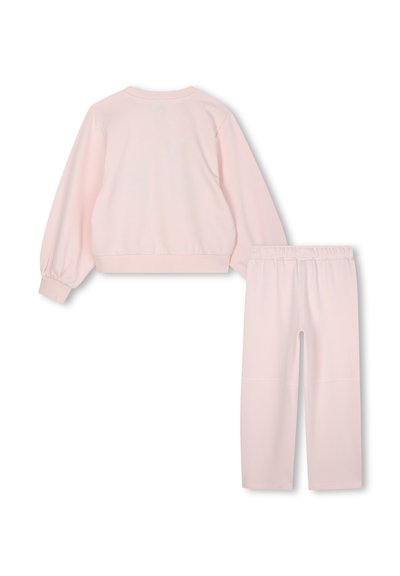 Jasnoróżowy bawełniany dwuczęściowy zestaw składający się z bluzy z długim rękawem i elastycznymi mankietami oraz dopasowanych spodni z elastycznym pasem.