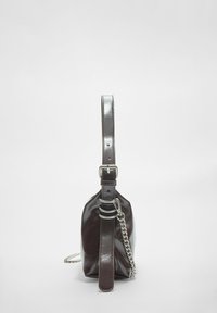 Borsa a tracolla in pelle sintetica marrone con catena argentata, tracolla regolabile e fibbia. Caratterizzata da una texture liscia e una forma compatta.