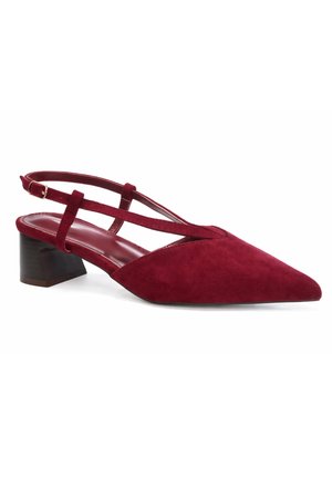 Czerwony zamszowy but typu slingback z ostrym noskiem, obcasem na blok i paskiem wokół kostki z złotą klamrą, pokazany z profilu.