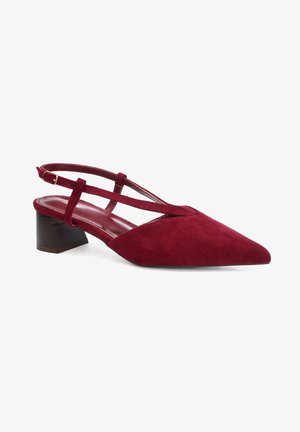 Scarpa slingback in camoscio rosso con punta appuntita, tacco a blocco e cinturino alla caviglia con fibbia dorata, vista di profilo.