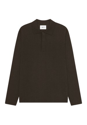 Donkerbruine poloshirt met lange mouwen, een kraag en een verborgen knoopsluiting, met label "NN. 07" aan de binnenkant van de kraag.