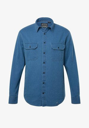 Camisa azul de manga larga hecha de un tejido texturizado, con cierre frontal de botones, dos bolsillos en el pecho y un dobladillo redondeado. Botones y cuello negros.