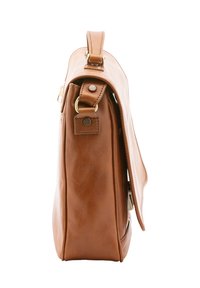 Borsa messenger in pelle marrone con forma piatta, dettagli in hardware dorato e profilo sottile. Presenta una maniglia superiore e una tracolla regolabile.