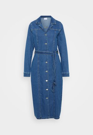 Jeansjurk met lange mouwen, knoopsluiting aan de voorkant, kraag, ceintuur in de taille en een lengte tot op de knieën. Heeft een medium blauwe kleur en zichtbare stiksels.