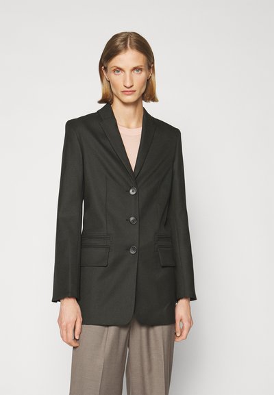 Zwarte blazer met een geknipt revers, enkelvoudig van snit, met drie knopen en twee opgestikte zakken aan de voorkant. Soepele stofstructuur.