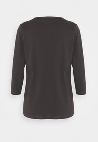 Dunkelgraues Langarmshirt mit Rundhalsausschnitt und geradem Schnitt. Hergestellt aus weichem Stoff mit sichtbaren Nähten entlang der Ärmel und des Saums.
