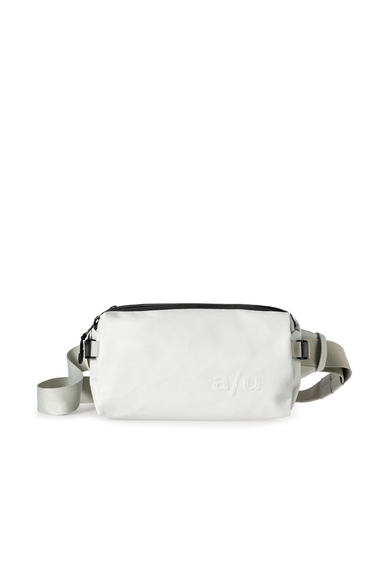 Borsa a tracolla rettangolare bianca con zip nera, tracolla grigia regolabile e logo in rilievo. Realizzata in materiale resistente e liscio.