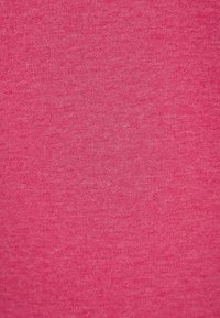 Campione di tessuto di cotone in un brillante colore rosa uniforme, caratterizzato da una texture liscia e una tessitura uniforme, senza motivi né decorazioni.