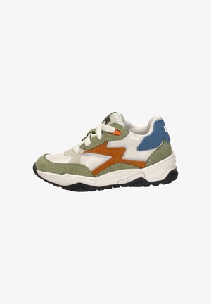 Weißer Sneaker mit grünen Wildlederüberzügen, orangefarbenem Zickzack-Detail, blauem Fersenaufnäher, weißen Schnürsenkeln und schwarzer profillierter Sohle.