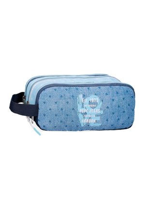 Estuche tipo lápiz de mezclilla azul claro con patrón de corazones, dos compartimentos con cremallera, asa azul marino y texto "LOVE Pepe Jeans London" en el frente.
