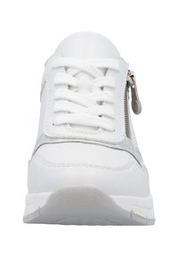 Baskets blanches avec des accents argentés texturés, fermeture à lacets plates et fermeture éclair sur le côté. Tige en synthétique lisse, semelle rembourrée et design de bout arrondi.