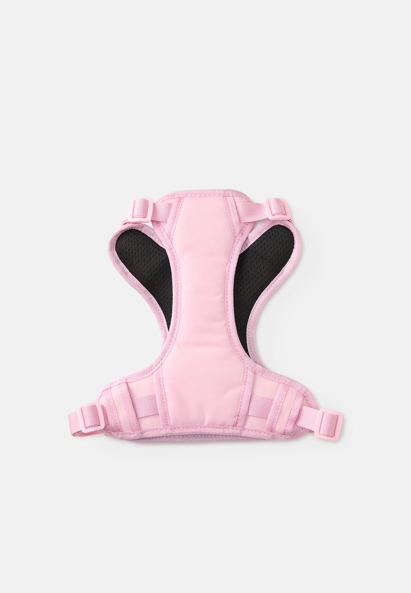 Rosa Hundegeschirr mit gepolsterter Vorderseite und schwarzen Mesh-Seiten. Verfügt über verstellbare Riemen und Clip-Verschlüsse für sicheren Sitz und Komfort.