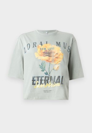 T-shirt corta a maniche corte di colore verde chiaro, realizzata in un tessuto morbido, con una stampa floreale e testo in colori vivaci che recita "Sow Love" e "Eternal Sunshine".
