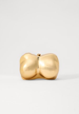 Gouden clutch met een gladde, sculpturale vorm die lijkt op een paar afgeronde vormen. Beschikt over een kleine sluiting bovenop met een gepolijste afwerking.