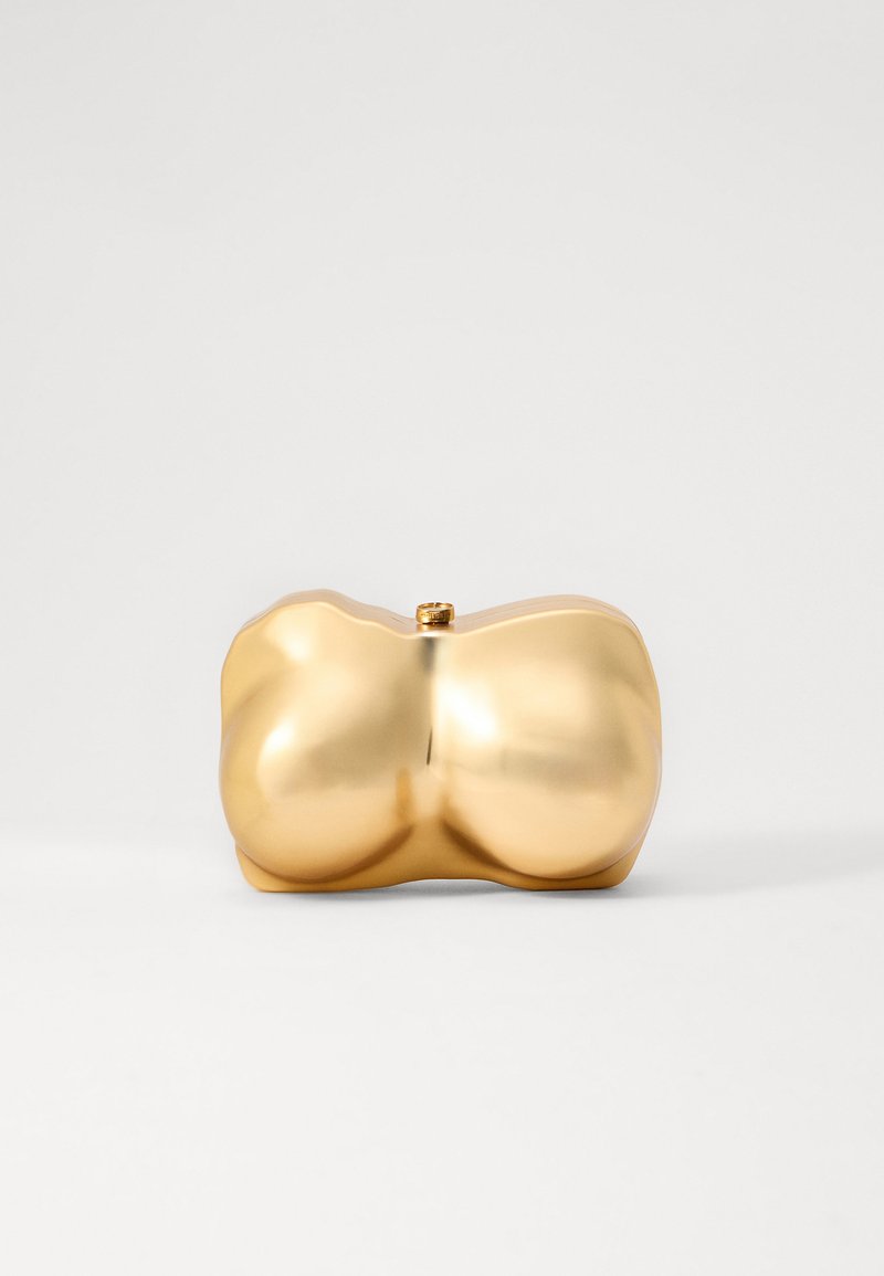 Χρυσό τσαντάκι με ομαλό, γλυπτό σχέδιο που θυμίζει δύο στρογγυλά σχήματα. Διαθέτει μια μικρή πόρπη στην κορυφή με γυαλιστερή φινίρισμα.