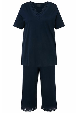 Completo da loungewear blu navy composto da una maglietta a maniche corte con scollo a V e un bordo simile pizzo, abbinato a pantaloni a gamba larga con orlo decorativo.