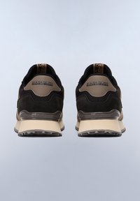 Mustat ja taupe-väriset lenkkarit, joissa on mokka- ja verkkokankaita, varustettuna beigen värisellä pohjalla ja kohokuvioidulla brändilogolla kantapäässä.