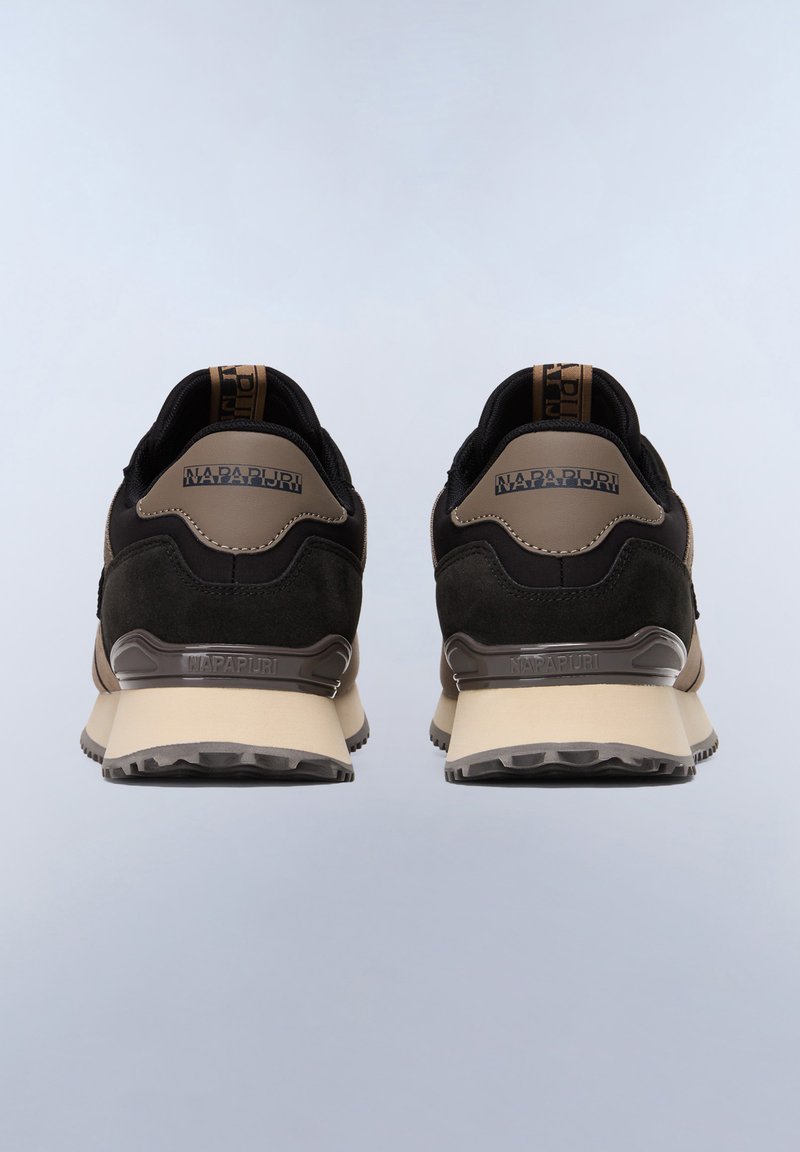 Zapatillas negras y topo con materiales de ante y malla, que cuentan con una suela beige y un logo de la marca embossado en el talón.