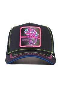 Cappello nero con design di camaleonte ricamato colorato, con accenti rosa, cuciture a contrasto e visiera blu. Il testo riporta "KARMA."