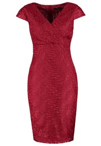 Robe rouge avec un décolleté en V et des manches courtes, présentant un motif texturé, une silhouette ajustée et une longueur au genou.