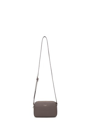 Sac à bandoulière en cuir gris avec une silhouette rectangulaire élégante, sangle ajustable, quincaillerie dorée et fermeture éclair sur le dessus. Design minimaliste.
