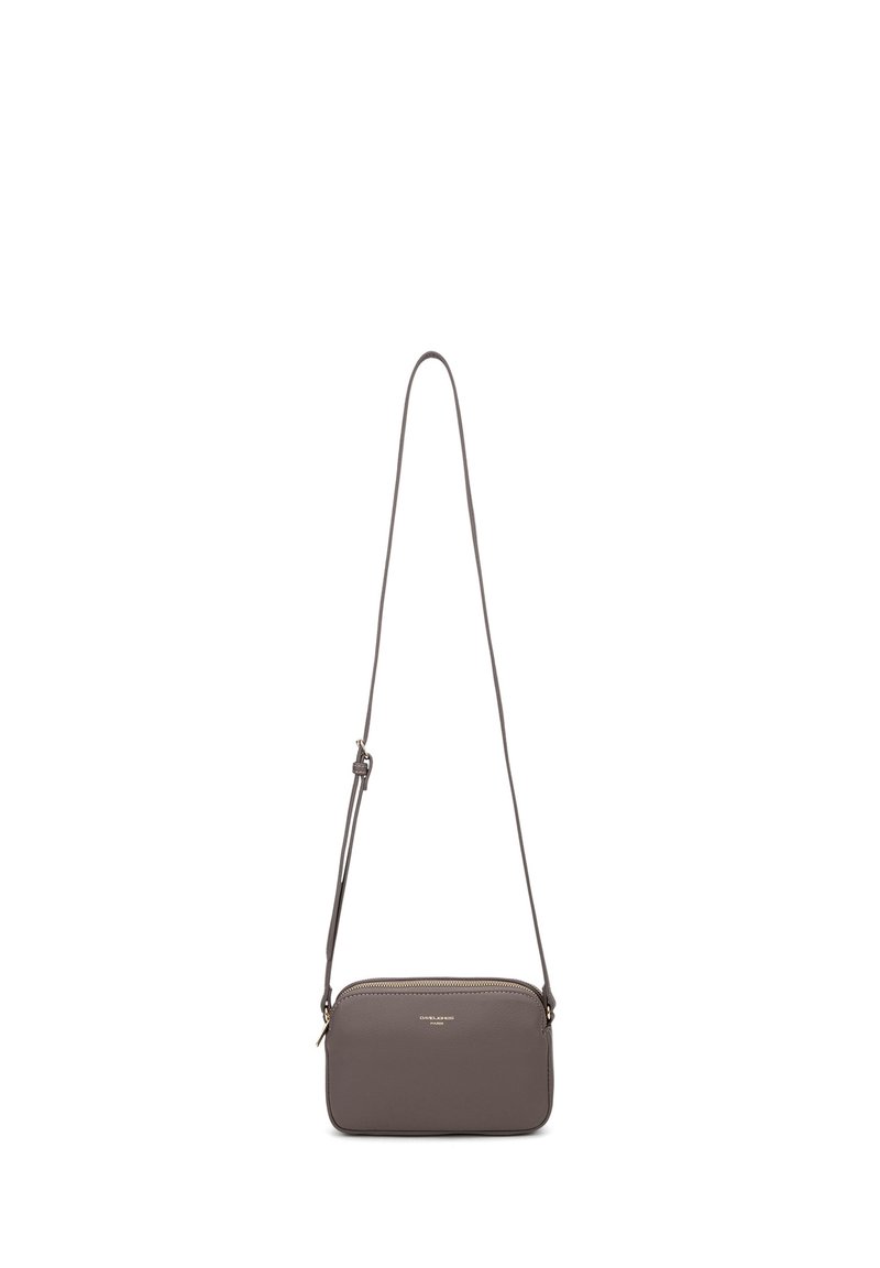 Borsa a tracolla in pelle grigia con una forma rettangolare elegante, tracolla regolabile, hardware in tonalità dorata e chiusura con zip. Design minimalista.