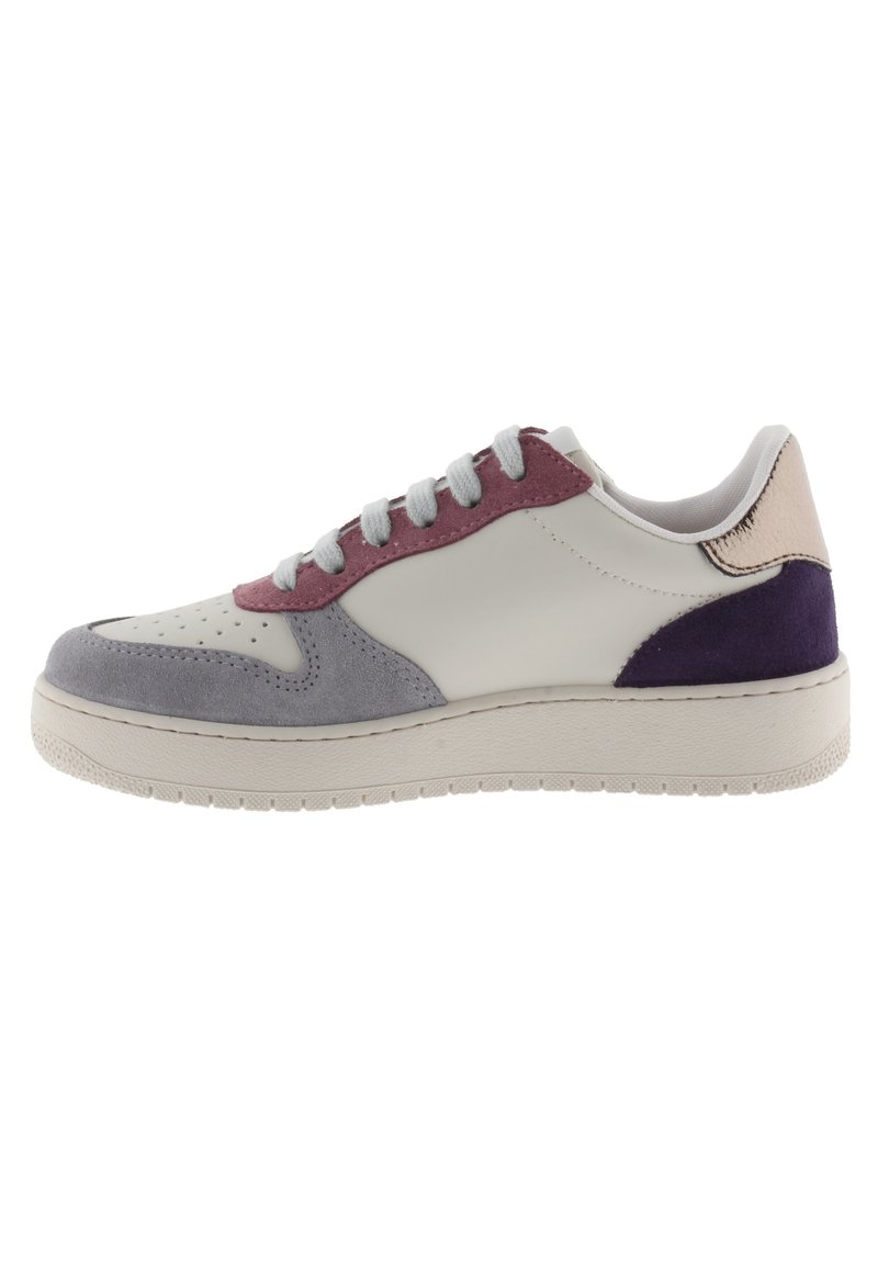 Sneaker bassi con tomaia in pelle bianca, dettagli in suede grigio e viola, particolare testurizzato sul tallone e lacci verde chiaro. Suola in gomma.
