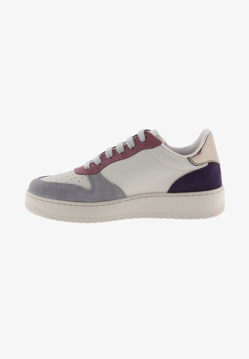 Sneaker bassi con tomaia in pelle bianca, dettagli in suede grigio e viola, particolare testurizzato sul tallone e lacci verde chiaro. Suola in gomma.