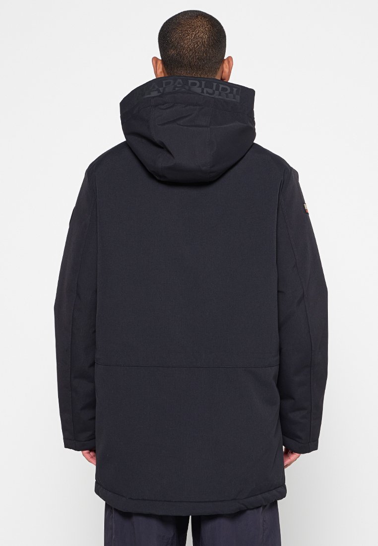 Parka rembourrée noire avec capuche, dotée d'un logo au dos, de poches latérales et d'un ourlet droit. Fabriquée en tissu texturé et isolant.