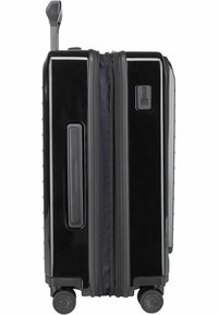 Maleta rígida negra con un acabado brillante, que cuenta con un asa retráctil, dos ruedas y un compartimento con cremallera en la parte frontal.