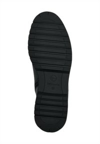 Suela de zapato de goma negra con surcos y crestas texturizadas, que presenta un logo circular y la impresión del tamaño "37". Bordes suaves y diseño plano.