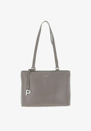 Sac à main en cuir gris avec deux anses, un logo argenté et un accent décoratif en forme de lettre "P" sur le côté. Texture lisse, forme rectangulaire.