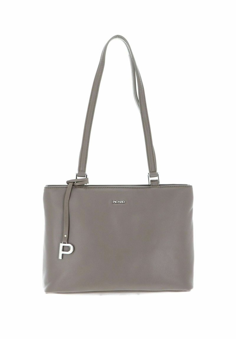Sac à main en cuir gris avec deux anses, un logo argenté et un accent décoratif en forme de lettre "P" sur le côté. Texture lisse, forme rectangulaire.