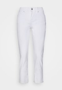 Jeans de denim blanco con un corte de pierna recta, que presentan un cierre frontal con botón, diseño de cinco bolsillos y dobladillo deshilachado en los tobillos.