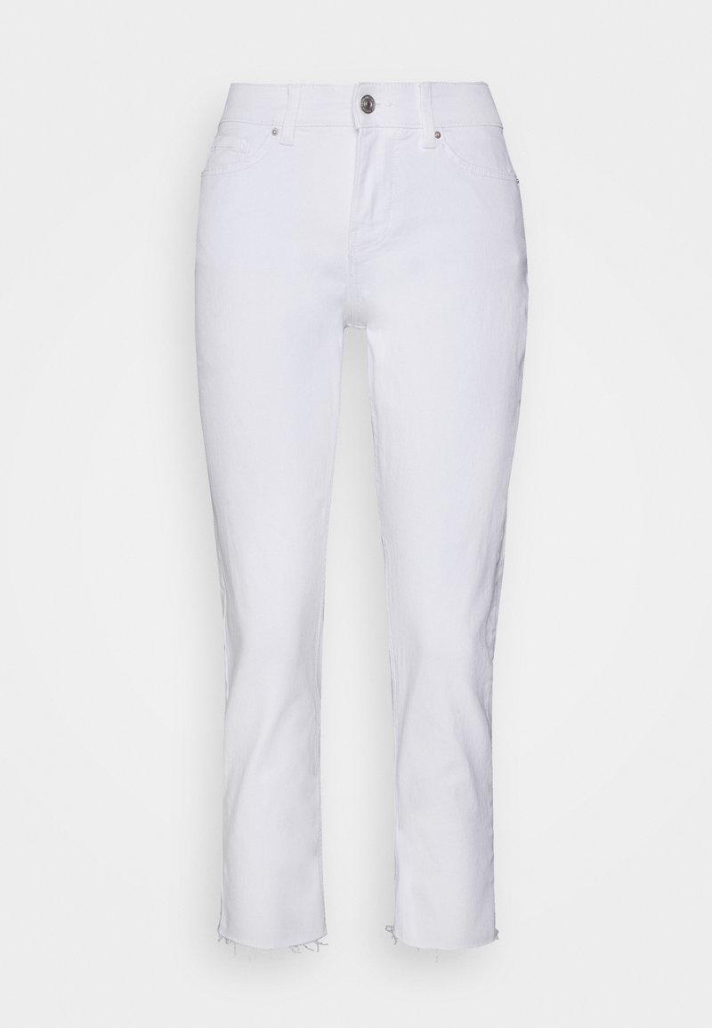 Jeans de denim blanco con un corte de pierna recta, que presentan un cierre frontal con botón, diseño de cinco bolsillos y dobladillo deshilachado en los tobillos.