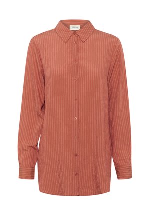 Rudo spalvos marškiniai su ilgomis rankovėmis, vertikaliomis baltomis juostelėmis, apykaklė ir subtili tekstūra. Klasikinis siluetas ir neformalus dizainas.