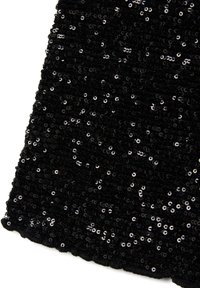 Tela de lentejuelas negras con una superficie texturizada y brillante, con patrones circulares consistentes y un borde en forma de concha.