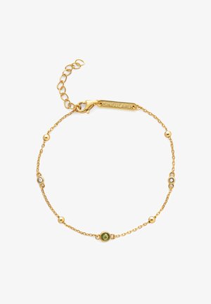 Bracelet en chaîne dorée avec perles rondes et texturées, orné d'une pierre verte et de petites pierres claires, fermeture réglable avec logo.