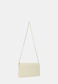 Borsa a tracolla beige chiaro realizzata in materiale liscio, con una tracolla in catena dorata, forma rettangolare e logo del marchio sul davanti.