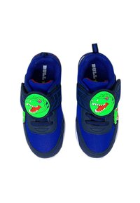 Sneaker blu con un esterno testurizzato, cinturino in Velcro e dettagli a tema dinosauri verdi. Presentano suole bianche e rivestimento interno rosso.